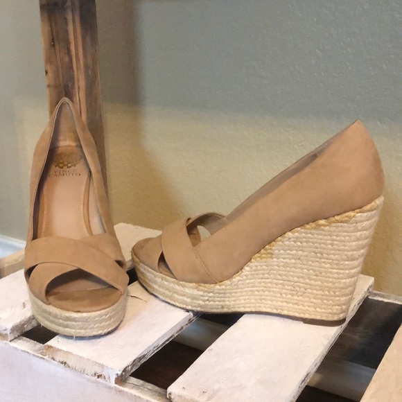Vince Camuto Natural Wedges - Picture 2 of 8